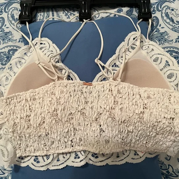 Size large Victoria’s lace bralette. E7c - Picture 5 of 5